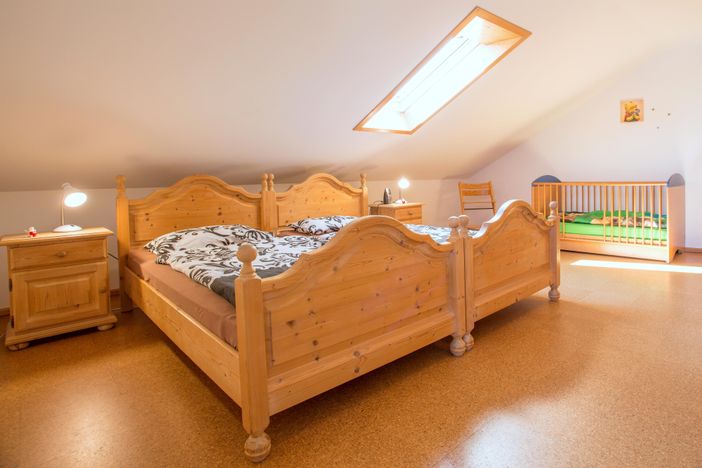 Schlafzimmer groß mit Babybett