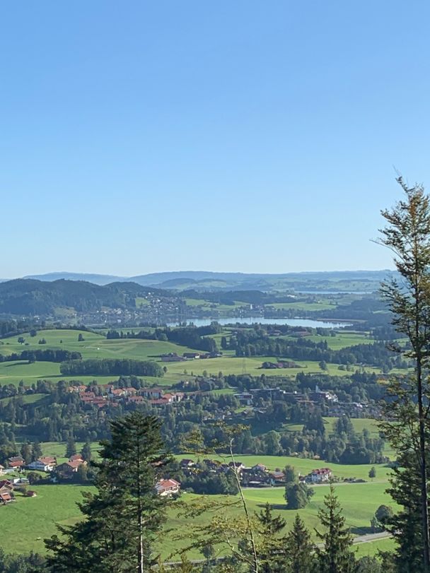 Ausblick über das Füssener Land vom Wanderweg nach Roßmoos