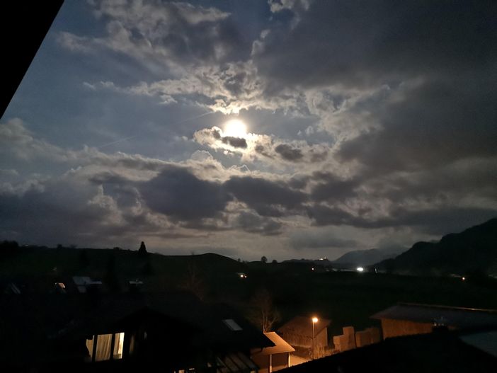 Vollmond, Blick aus dem Schlafzimmerfenster