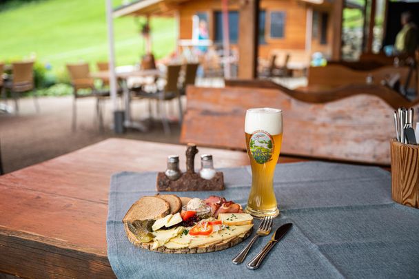 Brotzeit auf der Wurzelhütte in Ofterschwang