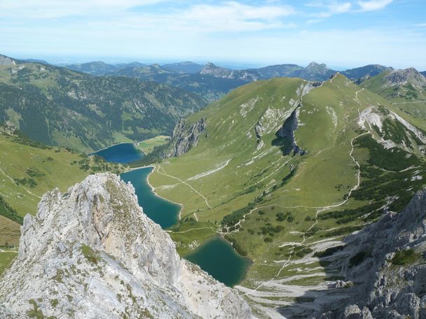 Ausblick am Gipfel der Lachenspitze über drei Seen