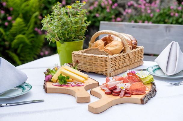 Brotzeit auf der Weltcuphuette