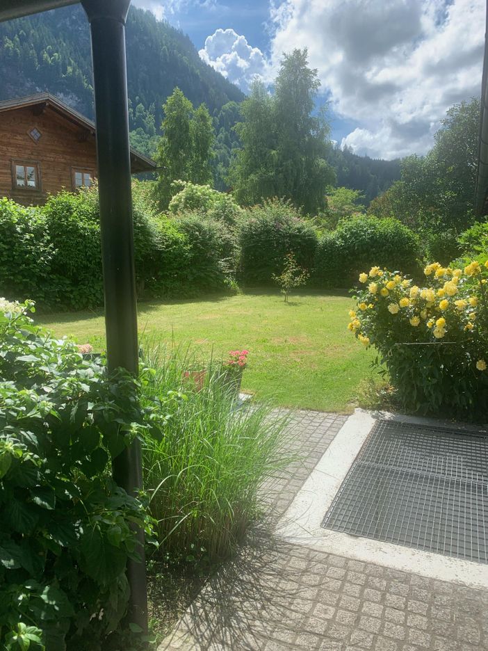 Blick in den Garten von der Sonnenterrasse aus