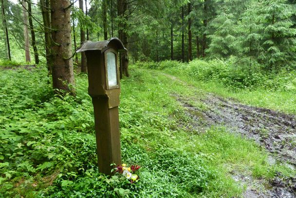 Bildstöckle aus Holz an der Waldwegkreuzung