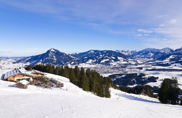 Weltcup Hütte im Winter - Ofterschwang im Allgäu