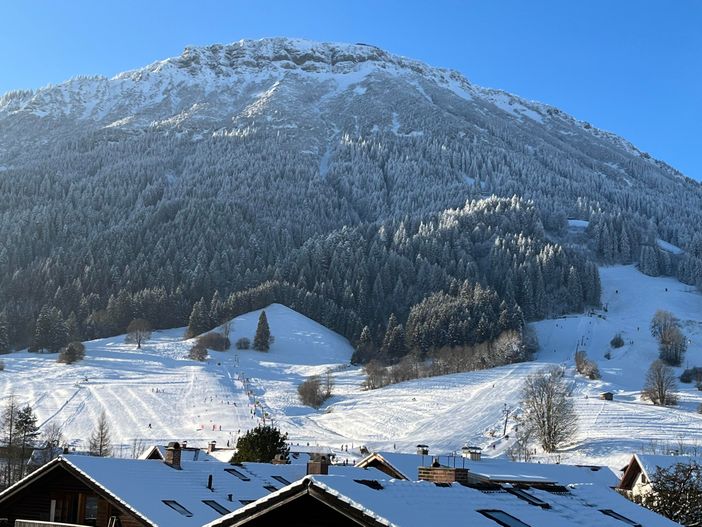 Blick auf die Pisten des Skizentrums