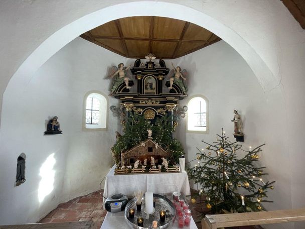 Altar mit Krippe in der Adventszeit