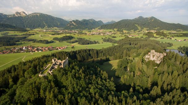 Burgruinen Hohenfreyberg und Eisenberg mit Alpenpanorama