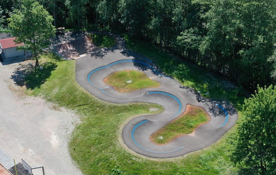 Pumptrack und Multiballfeld mit Tennisplatz