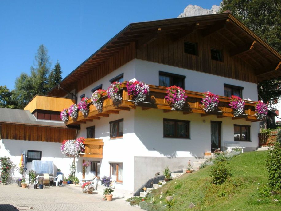 FW ebenerdig mit Siztgelegenheit auf der Terrasse und im Garten