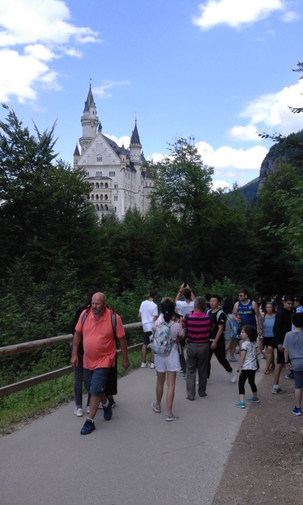 Blick auf Schloss Neuschwanstein von der Jugend aus