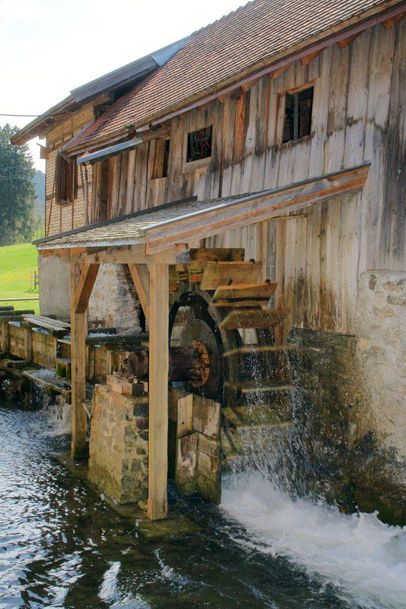 Die Mühle wird von einem Wasserrad angetrieben