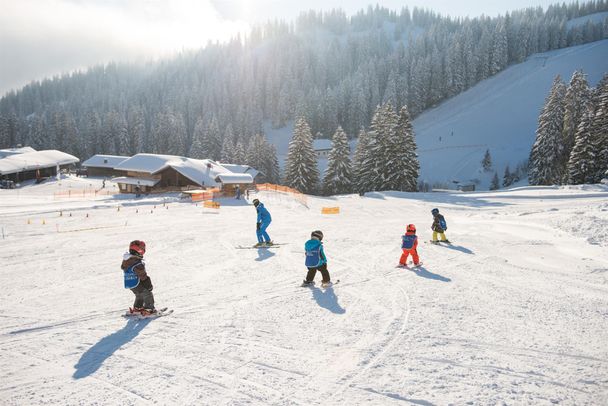 Kinder am Übungslift Skischule Grasgehren