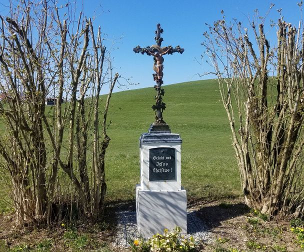 Schön gearbeitetes Flurkreuz