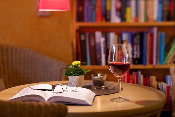 Buch mit Weinglas