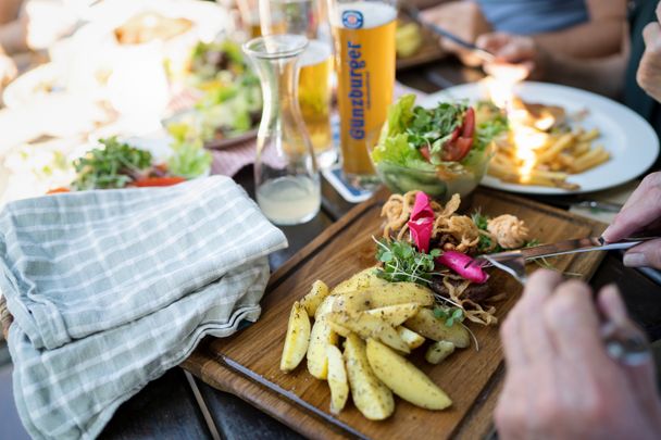 Brotzeitteller im Biergarten