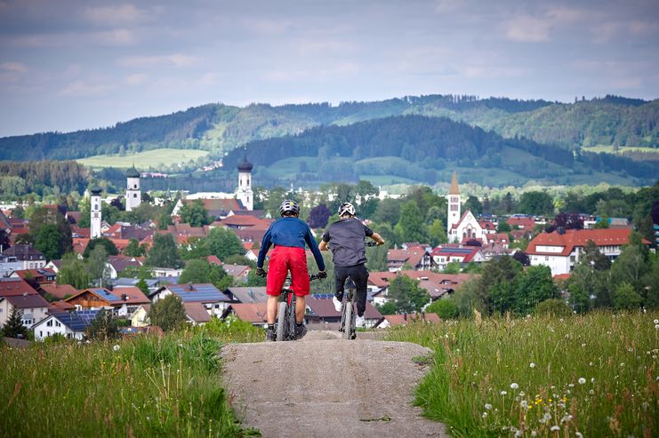 Biken_mit_Blick_auf_Isny