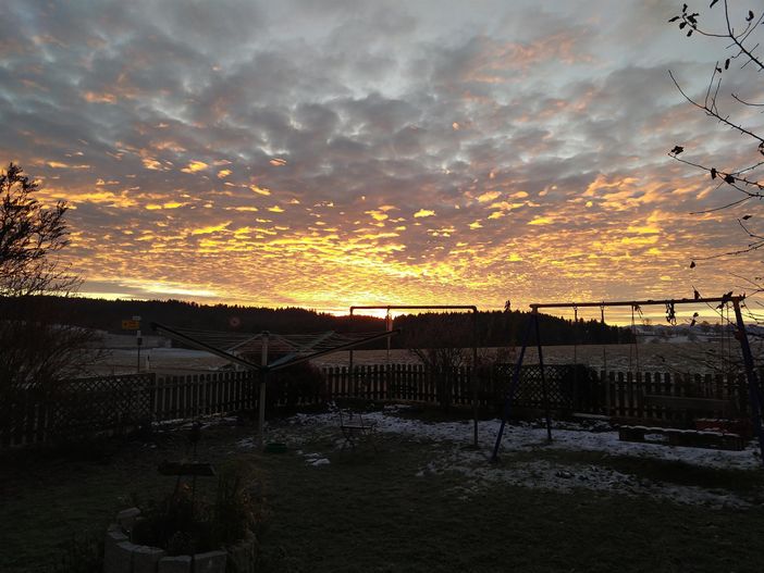 Schneeschmelze mit Sonnenaufgang