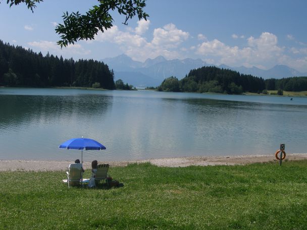 Im Ort See lädt eine Badestelle am Illasbergsee zur Rast ein.