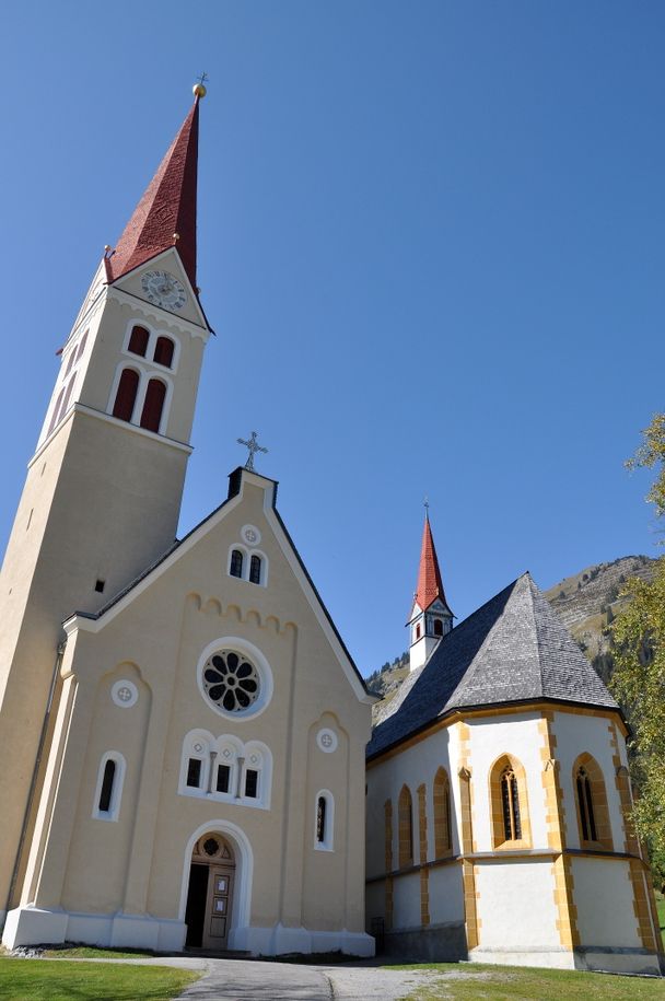 Kirche und Leichenkapelle Holzgau