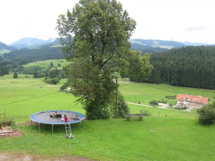 Unser Spielplatz mit viel Platz zum Spielen und Toben