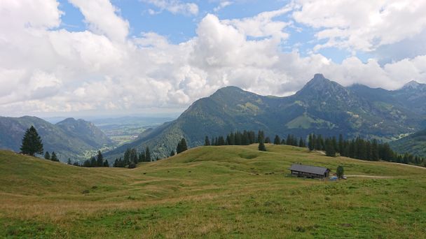 Blick über die weitläufigen Bergwiesen am Schönkahler