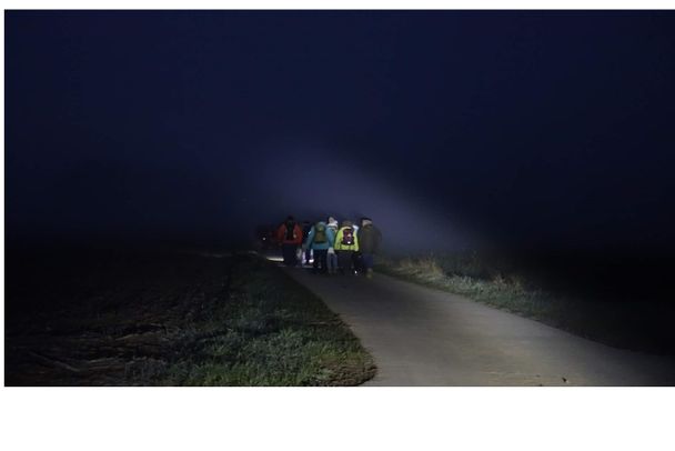 Pilger wandern dem Tag entgegen