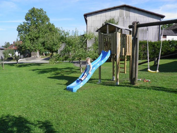 Burghof Lemke Rutsche im Garten