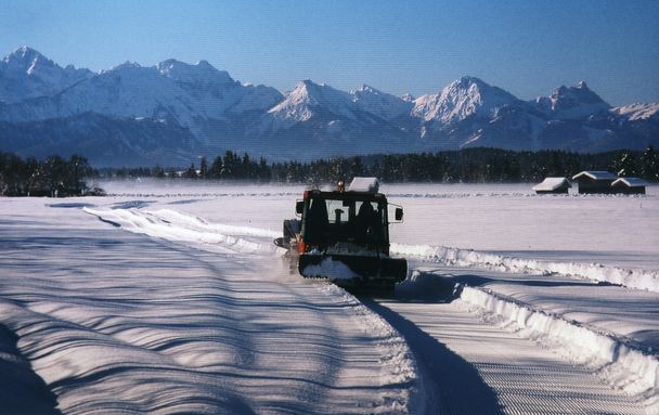 Blick auf die Bannwaldsee-Loipe; im Hintergrund die Thannheimer Berge (links) und der Aggenstein (rechts)