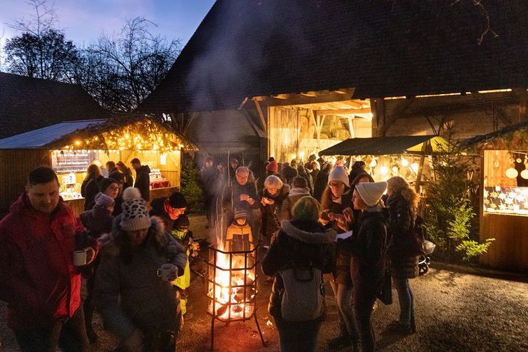 Besucher auf dem Adventsmarkt_Foto Fesseler