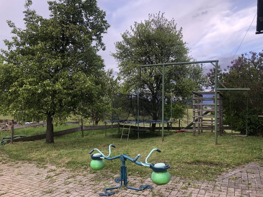 Unser Spielplatz hinter dem Haus!