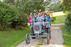 Spass beim Traktorfahren mit Opa