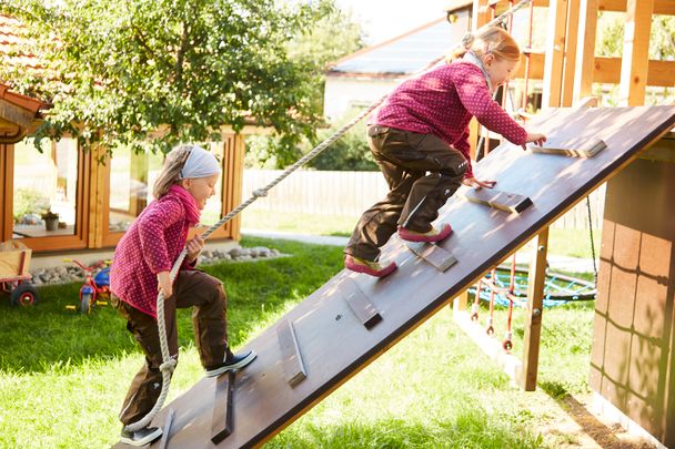 Klettern auf dem Spielplatz