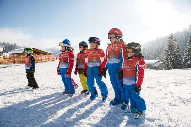 Kinder beim Aufwärmen Skischule Grasgehren