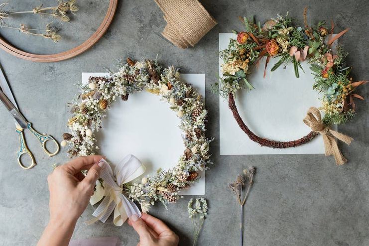 Haarkränze und Blumenarmband binden