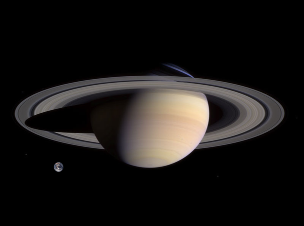 Saturn_Earth_Comparison