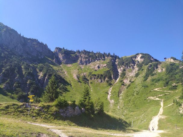 Wanderweg zur Bergstation der Tegelbergbahn