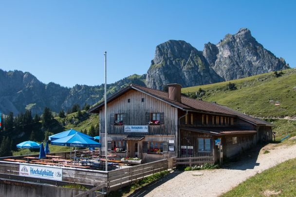 Hochalphütte mit Aggenstein im Hintergrund