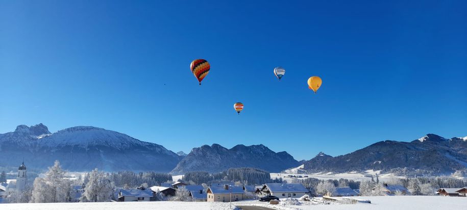 Winterbild mit Heißluftballonen