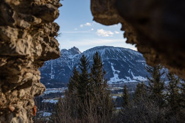 Der Breitenberg durch ein Loch in der Mauer der Ruine Hohenfreyberg gesehen