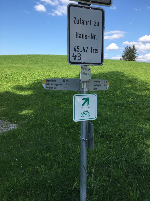 Wanderbeschilderung in Richtung Erkenbollingen