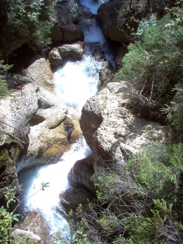 Felswände unter der Hohen Brücke.