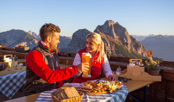 Brotzeit auf der Sonnenterrasse der Ostlerhütte