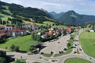 Der gebührenpflichtiger Parkplatz befindet sich direkt in der Ortsmitte von Oberjoch,