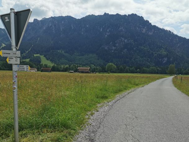 Weg in Richtung Hohenschwangau mit Wegweiser