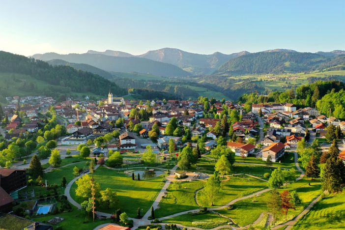 Oberstaufen mit Kurpark (vorne) und Hochgrat