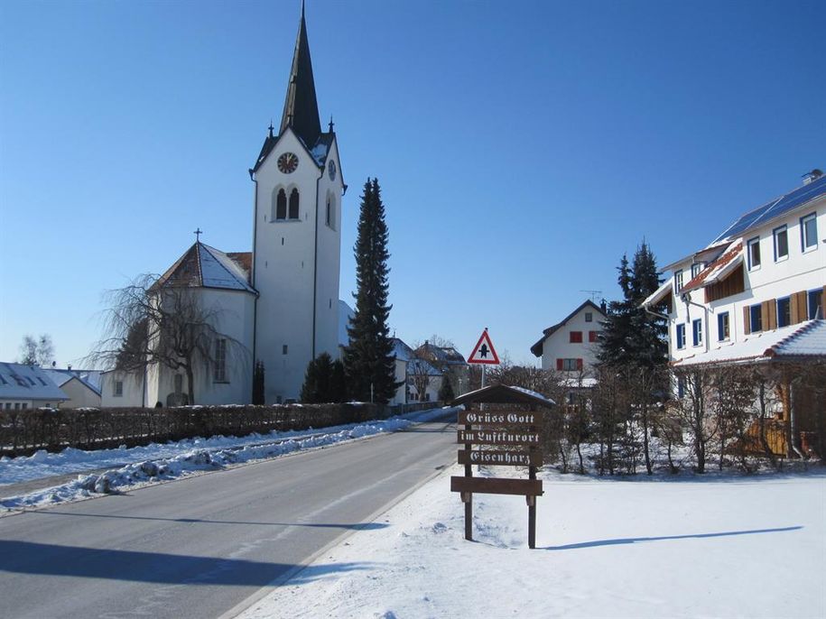 Ortseingang Eisenharz mit Kirche im Winter