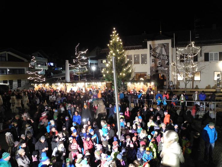 Vorweihnacht am Dorfplatz in Burgberg