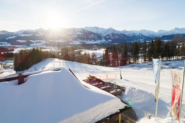 Wurzelhütte mit herrlicher Aussicht in die Berge