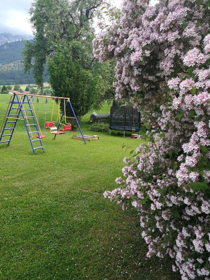 Schaukel und Trampolin auf der Spielwiese